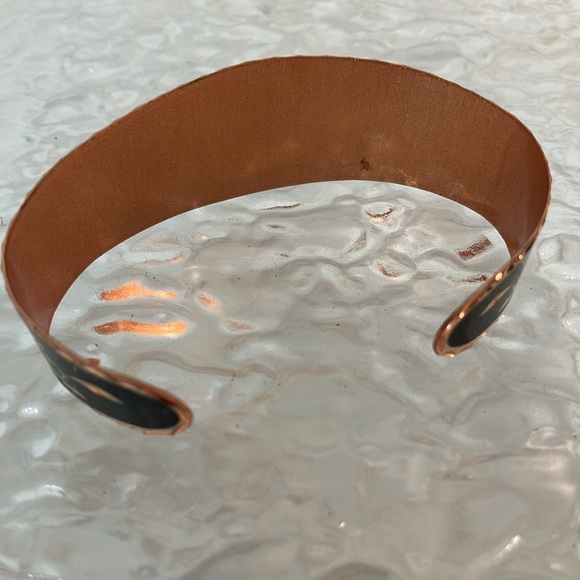 Copper floral cuff bracelet - Picture 2 of 4